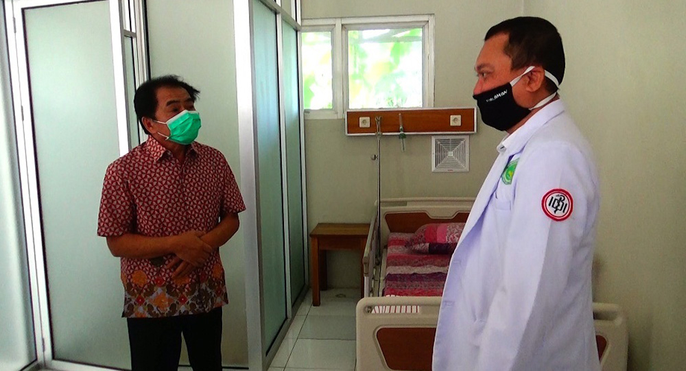 MENINJAU: Bupati Banjarnegara Budhi Sarwono berbincang dengan Direktur RSI Banjarnegara dr Agus Ujianto usai peresmian ruang isolasi berstandar nasional yang sebelumnya merupakan tempat parkir mobil. (SM/dok)
