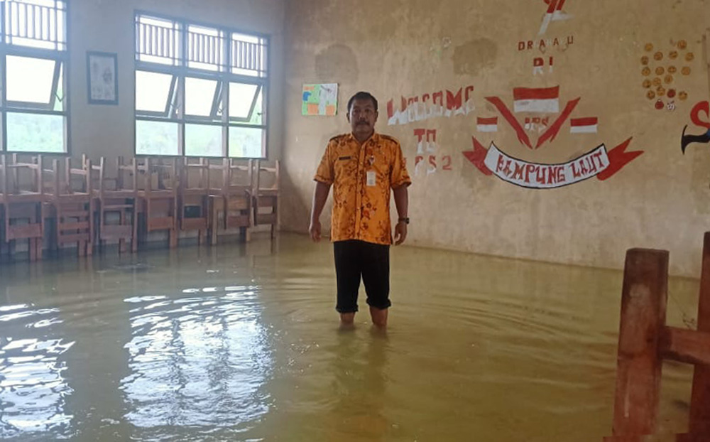 IKUT TERDAMPAK: Bangunan SMA Negeri 1 Kampung Laut, Kabupaten Cilacap ikut terdampak banjir rob, Selasa (26/5). (SB/dok)