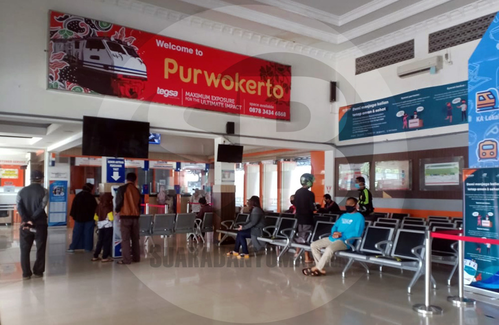 BATALKAN TIKET : Sejumlah calon penumpang masih ada yang mendatangi loket stasiun Purwoketo untuk membatalkan tiket perjalanan KA. (SM/Sigit Oediarto)