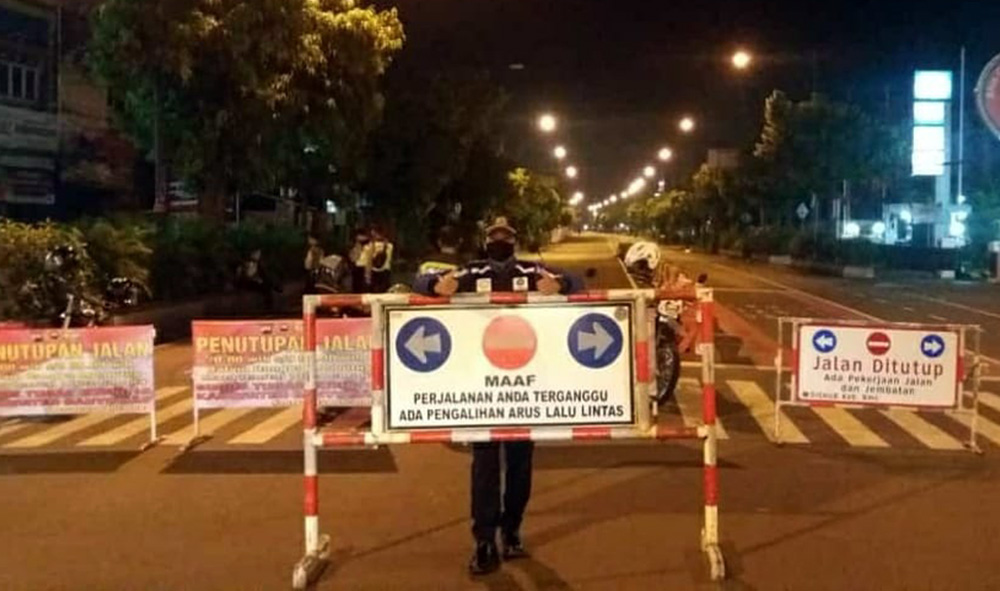 DITUTUP: Papan informasi penutupan jalan, dipasang di ruas Jalan Jenderal Soedirman Purwokerto, Selasa (12/5) malam. (SM/dok)