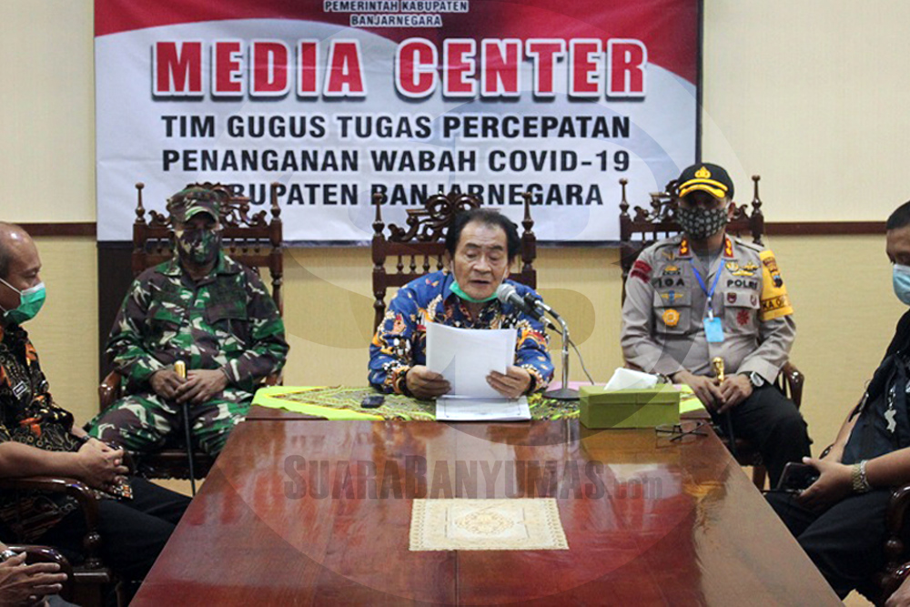 KONFERENSI PERS: Bupati Banjarnegara Budhi Sarwono menyampaikan perkembangan terkini penanganan pandemi Covid-19 di Banjarnegara saat konferensi pers di ruang rapat Bupati, Kamis (30/4).(SM/Castro Suwito-20)