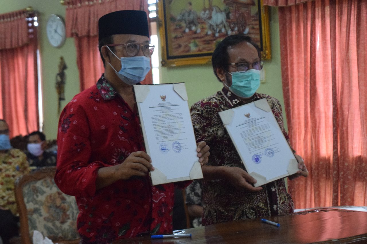 TERIMA PENGHARGAAN: Bupati Achmad Husein dan Ketua DPRD dr Bduhi Setiawan menunjuka. Penghargaan opini WTP ke-9 kali yang diterima Kabupaten Banyumas, Selasa(19/5).