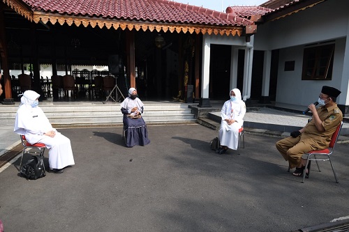 JAGA JARAK: Bupati Achmaf Husein saat berbincang dengan warga dan perawat yang dinyatakan sembuh dari Covid 19, di halaman Penapa Si Panji Purwokerto, Senin (15/5). (SB/Agus Wahyudi)