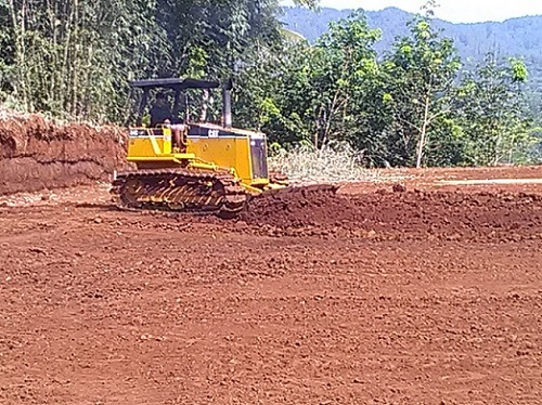 LAPANGAN SINTETIS-Alat berat dikerahkan untuk meratakan tanah lapangan sintetis Diklat Merden di Desa Merden, Kecamatan Purwanegara, Kabupaten Banjarnegara. (SB/Budi Hartono).