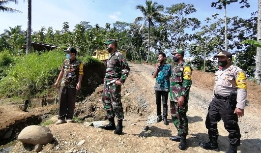 PEMBANGUNAN DESA : Dandim 0701/Banyumas, Letkol Inf Candra, S,E., M.I.Pol mengunjungi lokasi kegiatan TMMD Reguler ke 108 di Desa Petahunan. (SB/dok)