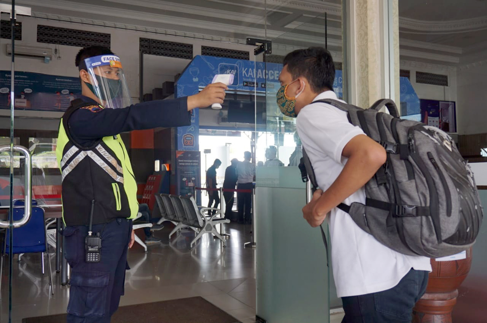 CEK SUHU TUBUH : Petugas PT KAI Daop 5 mengecek suhu tubuh penumpang sebelum naik kereta di stasiun Purwokerto, kemarin. (SM/dok)