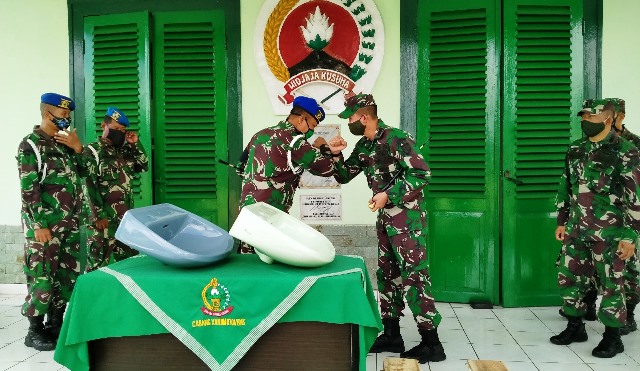 MENERIMA BANTUAN : Kodim Banyumas menerima bantuan 50 buah alat cuci portabel dari Denpom IV/1 Purwokerto. (SB/dok)