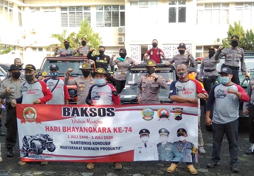 BAKSOS COVID : Jajaran Polresta Banyumas melakukan bakti sosial menyerahkan bantuan kepada warga masyarakat terdampak Covid-19 di tempat terpencild wilayah Banyumas, Jumat (19/6). (SM/Sigit Oediarto)