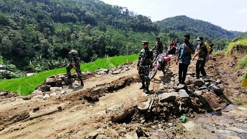 PEMBANGUNAN JALAN : Dandim 0701/Banyumas, Letkol Inf Candra, S,E., M.I.Pol bersama anggota meninjau lokasi yang akan dibangun jalan usaha tani di Desa Petahunan. (SB/dok)