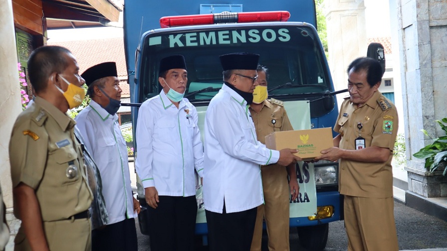 SALURKAN ZAKAT: Baznas Banjarnegara salurkan zakat