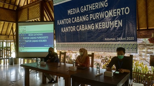 SAMPAIKAN MATERI: Kepala BPJS Kesehatan  Kantor Cabang Purwokerto Sofyeni menyampaikan materi terkait kepesertaan JKN-KIS di masa pandemi Covid-19, saat media gathering, Rabu (24/6). (SB/Agus Wahyudi)