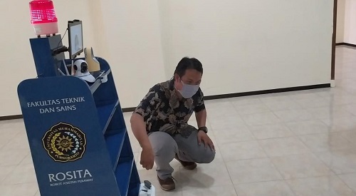 TERANGKAN CARA KERJA : Tim penemu dari Fakultas Teknik dan sains UMP menerangkan cara kerja robot asiten perawat (Rosita) untuk membantu penangan Covid -19, Rabu (24/6). (SB/Agus Wahyudi)