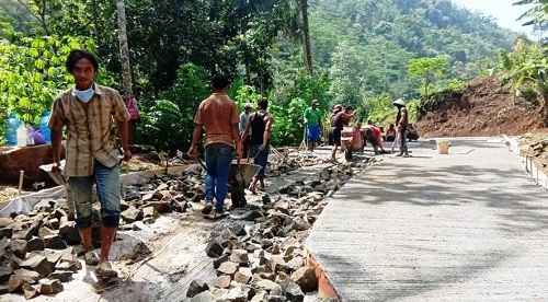 PEMBANGUNAN JALAN : Sejumlah warga Desa Petahunan gotong royong bekerja pembangunan jalan pada kegiatan TMMD Reguler ke 108. (SB/dok)