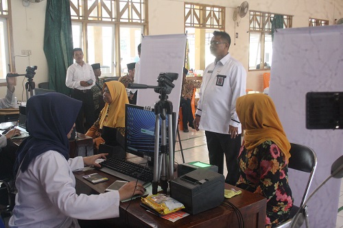 TAHAPAN PERSIAPAN:Calon jamaah haji tahun lalu mengikuti tahapan persiapan pelaksanaan ibadah haji di Kantor Kementerian Agama (Kemenag) Kabupaten Banyumas.(SM/Budi Setyawan)