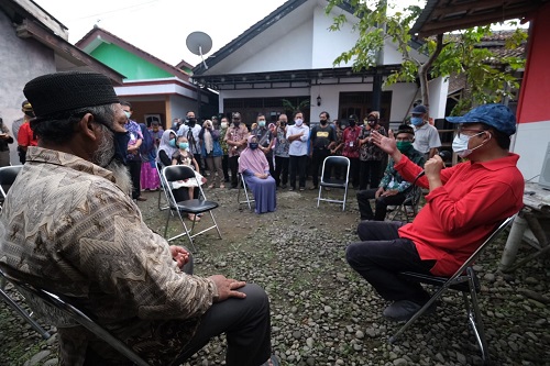 BERTEMU WARGA: Bupati Achmad Husein bertemu dan berdialog dengan warga Kelurahan Kober Kecamatam Purwolerto Barat, Selasa (16/6). Bupati  turun ke bawah untuk memantau kesiapan masyarakat memasuki masa new normal Covid-19. (SB/dok)