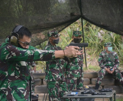 LATIHAN: Danrem 071/Wijayakusuma Kolonel Kav Dani Wardhana, berlatih menembak di Lapangan Tembak HM Bachroen Makorem 071/Wk, Selasa 26 Mei 2020.