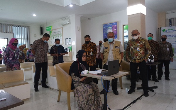 MENINJAU PELAYANAN :  Direktur Utama BP JAMSOSTEK, Agus Susanto bersama jajaran direksi meninjau pelayanan Lapak Asik di Kantor Cabang BPJS Ketenagakerjaan Purwokerto, Kamis (18/6). (SB/Puji Purwanto)