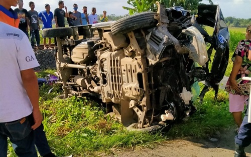 KECELAKAAN : Mobil pikap, no pol R 1736 PH, terguling di tepi rel kereta api Desa Kuripan Kidul, Kecamatan Kesugihan, Cilacap setelah terlibat kecelakaan dengan kereta api, Senin (15/6). (SB/dok)