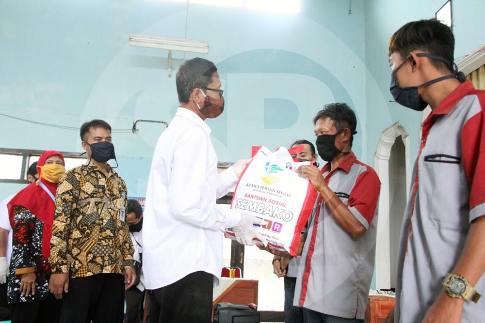 SERAHKAN BANTUAN: Kabag TU Balai Besar RSPDI Kartini Temanggung Lilik Darmadi menyerahkan bantuan berupa paket kebutuhan dasar kepada penerima manfaat di Banjarnegara. (SM/Castro Suwito-2)