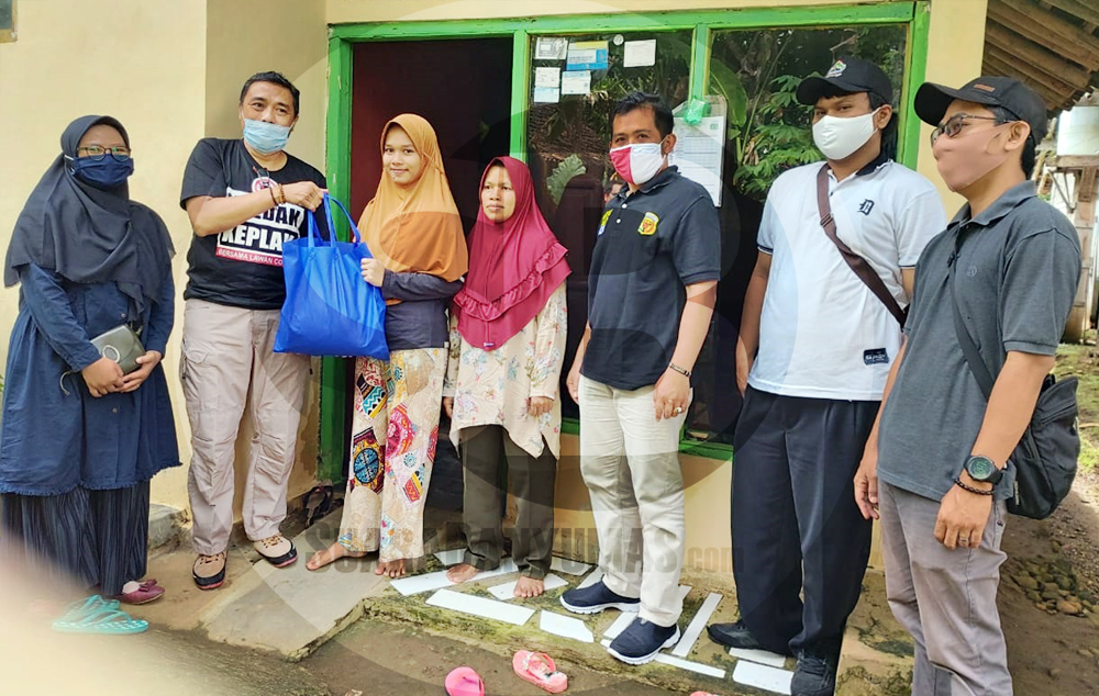 SERAHKAN BANTUAN: Tim Satwasker Wilayah Banyumas Disnakertrans Jateng menyerahkan bantuan sembako kepada pekerja anak yang urung dikembalikan ke sekolah melalui program Penarikan Pekerja Anak pada tahun ini. ((SM/Castro Suwito-2)