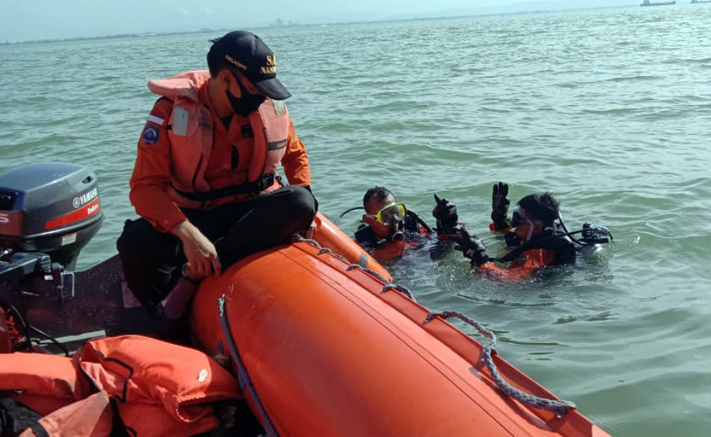LAKUKAN PENCARIAN: Tim Basarnas Cilacap melakukan pencarian korban tenggelam di kawasan Pantai Pasir Putih Nusakambangan, Cilacap, Minggu (7/6). (SB/Dokumentasi Basarnas Cilacap)