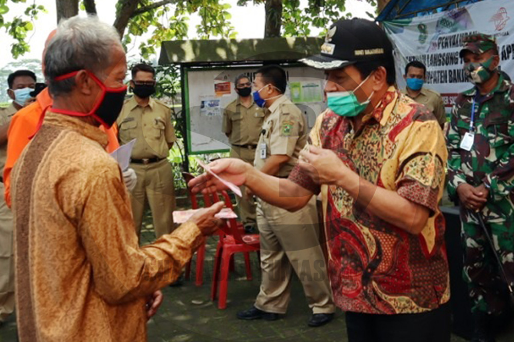 SERAHKAN BLT: Bupati Banjarnegara Budhi Sarwono menyerahkan bantuan langsung tunai (BLT) dari APBD Banjarnegara tahap kedua kepada warga Kelurahan Argasoka, Selasa (16/6). (SB/Castro Suwito-2)