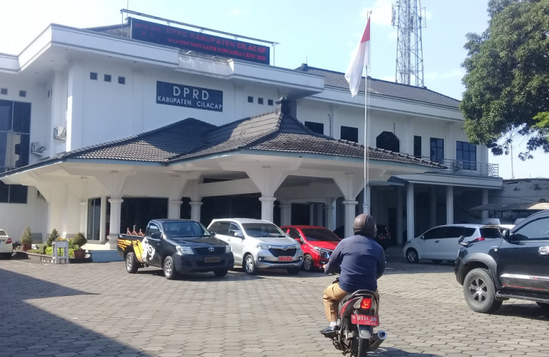 GEDUNG DPRD CILACAP: Pengendara melintas masuk ke gedung DPRD Kabupaten Cilacap, Senin (8/6). (SB/Teguh Hidayat Akbar)