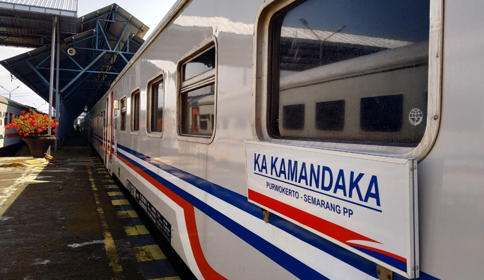 KEMBALI DIJALANKAN : KA Kamandaka relasi Purwokerto – Tegal – Pekaongan –
Semarang, mulai 19 Juni 2020, kembali beroperasi melayani masyarakat. (SB/dok)