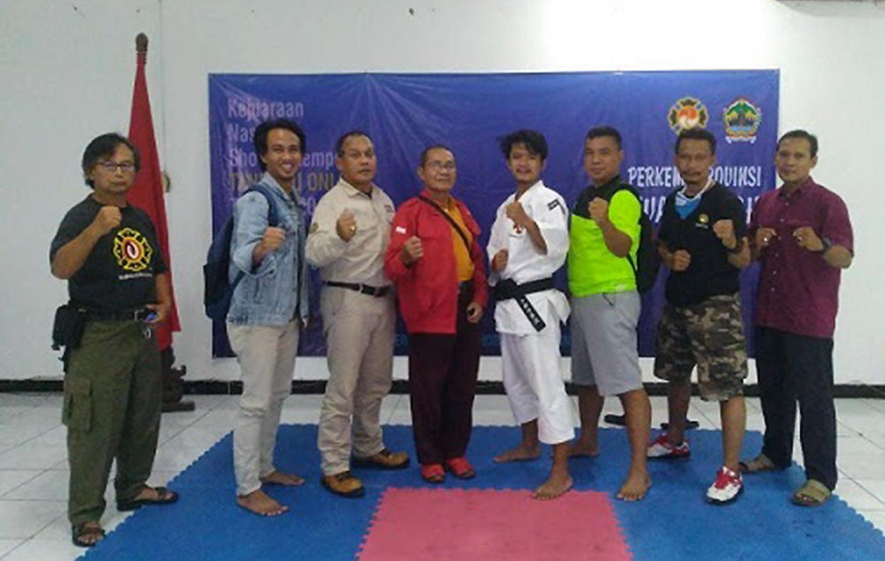 JUARA: Hendri Sose Fauzi (tengah) bersama ayahnya, Agus Prabowo (2 dari kanan) dan para pelatih kempo Banyumas, usai merebut gelar juara Kejurnas, Minggu (30/6). (SB/dok)