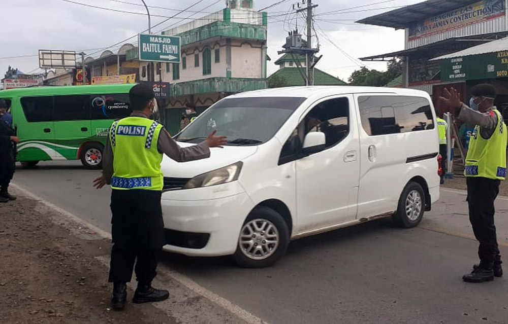 PENYEKATAN : petugas di Pos Lantas Sampang melakukan penyekatan terhadap kendaraan luar kota yang akan menuju Jakarta melalui Cilacap (SM/Mohamad Sobirin-2)