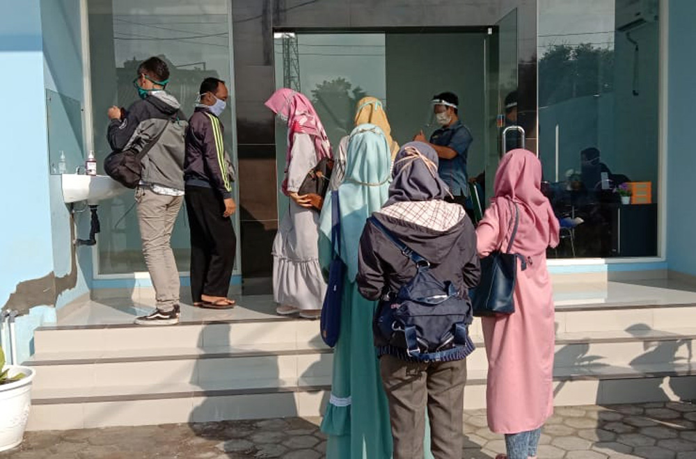 UJI COBA:Sejumlah mahasiswa SWU mengikuti uji coba penerapan aktivitas new normal di lingkungan kampus dengan memberlakukan protokol kesehatan yang ketat.(SB/dok)