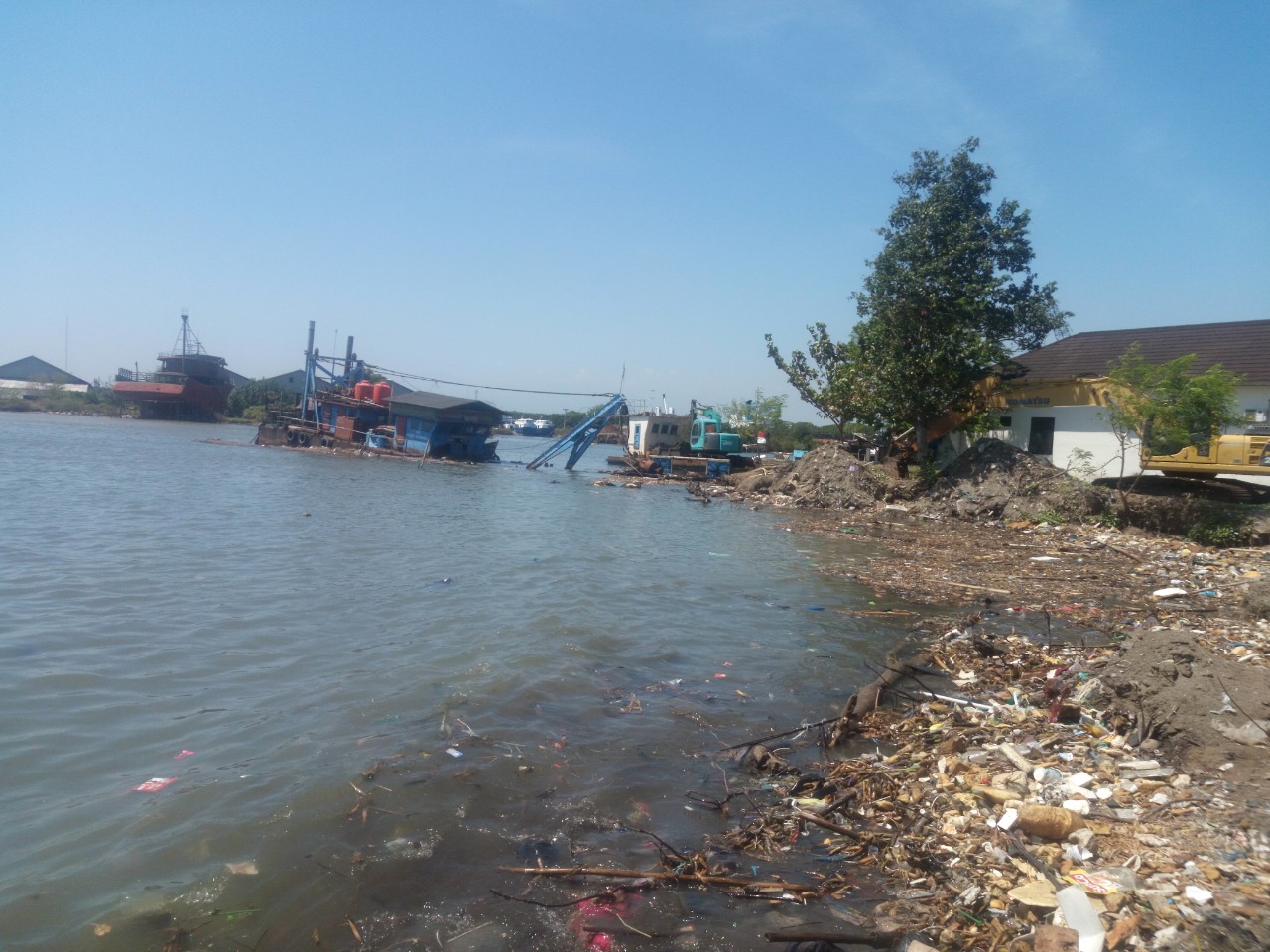 BANYAK SAMPAH: Pantai di Pekalongan dipenuhi sampah.(SM/dok)