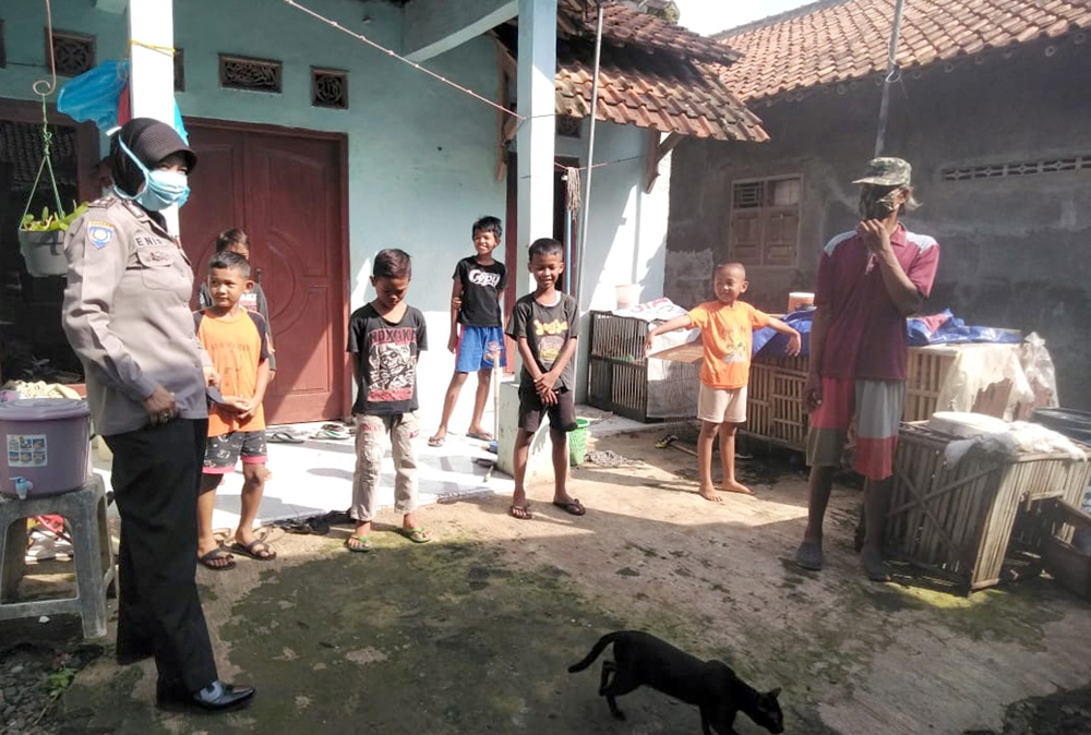 SAMBANG WARGA :  Polwan Bhabinkamtibmas Polsek Sokaraja Polresta Banyumas Polda melakukan pembinaan dengan kegiatan sambang di Desa Karangkedawung, Sokaraja, Jumat (5/6). (SM/dok Humas Polrestas Banyumas)