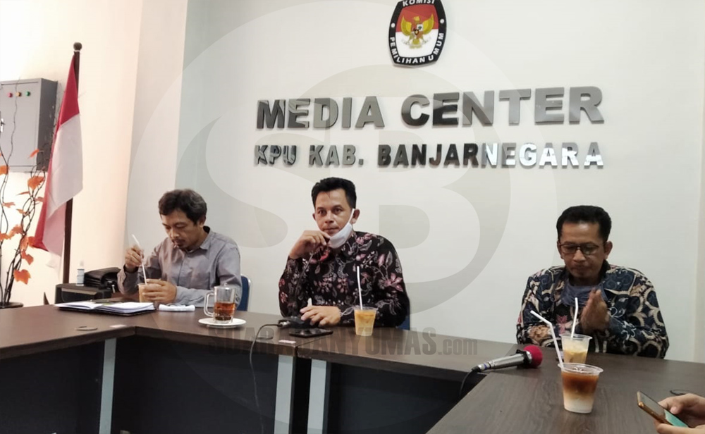 BERI PENJELASAN: Ketua KPU Banjarnegara Bambang Puji Prasetya memberikan penjelasan dalam rapat sosialisasi pemeliharaan data pemilih yang rutin dilakukan KPU Banjarnegara. (BM/Castro Suwito-2)