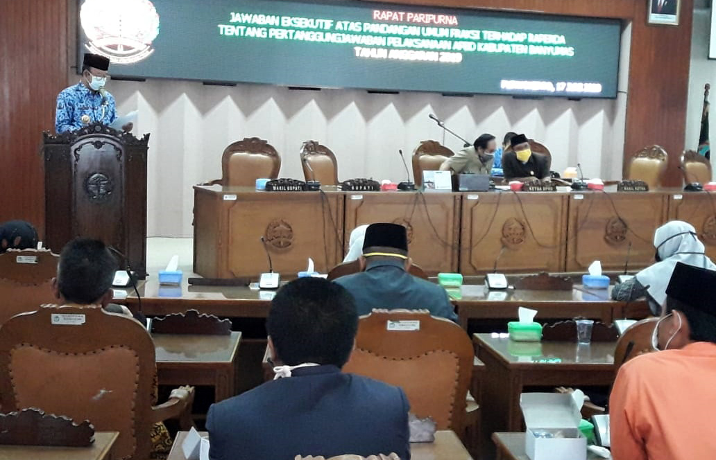 BACAKAN LAPORAN: Suasana saat Bupati Banyumas, Achmad Husein, saat membacakan laporan jawaban atas pandangan umum fraksi-fraksi DPRD, atas Raperda LKPJ Bupati tahun 2019, Rabu (17/6).(SB/Agus Wahyudi)