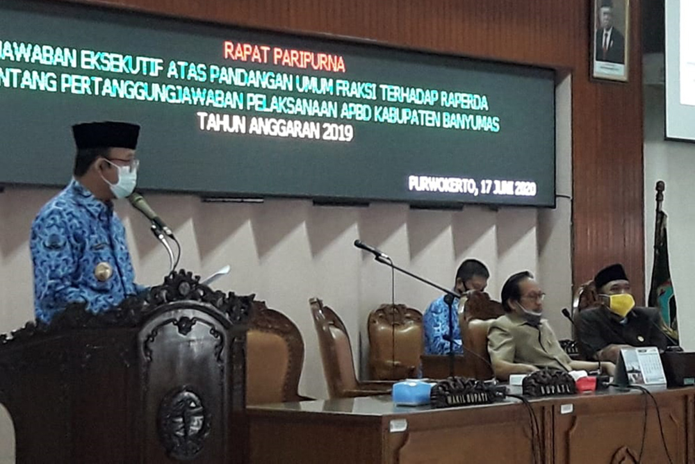 BACAKAN LAPORAN: Bupati  Banyumas, Achmad Husein, saat membacakan laporan jawaban atas pandangan umum fraksi-fraksi DPRD, atas Raperda LKPJ Bupati tahun 2019, di antaranya soal aset Kebondalem, Rabu (17/6). (SB/Agus Wahyudi-52)