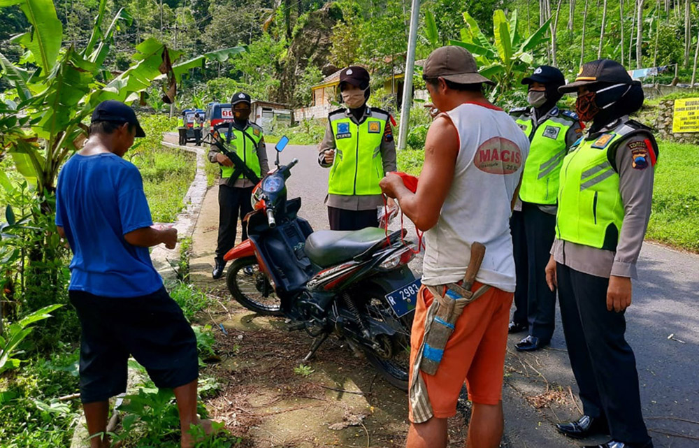 IMBAU WARGA: Tim Satgas Preventif OKC 2020 Polwan Polresta Banyumas melakukan patroli memberikan imbauan kepada warga masyarakat tentang pentingnya mencegah penyebaran Covid-19, Jumat (29/5) di Purwokerto. (SB/Humas Polresta Banyumas)