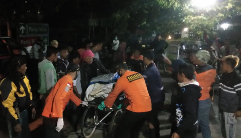 EVAKUASI KORBAN: SAR Gabungan mengevakuasi nelayan hilang yang ditemukan sudah tidak bernyawa di perairan Cilacap. (Dokumentasi Basarnas Cilacap)