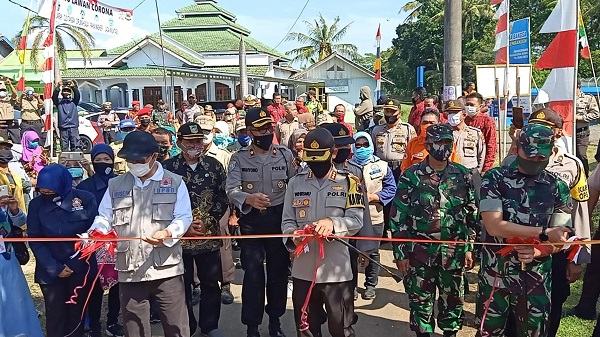 GUNTING PITA : Kapolresta Banyumas Kombes Whisnu Caraka bersama Bupati Banyumas Ahmad Husein dan Dandim 0701/Banyumas Letkol Inf Candra menggunting pita tada dicanangkannya kampung siaga di Desa Kuntili, Sabtu (11/7). (SB/Humas Polresta Banyumas)