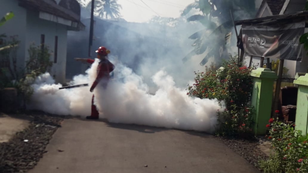 PENGASAPAN TIAP RUMAH: Petugas dari Dinas Kesehatan Pemkab Banyumas melakukan pengasapan (fogging) di Desa Karangduren Kecamatan Sokaraja, Selasa (14/7), karena kasus DBD meningkat.