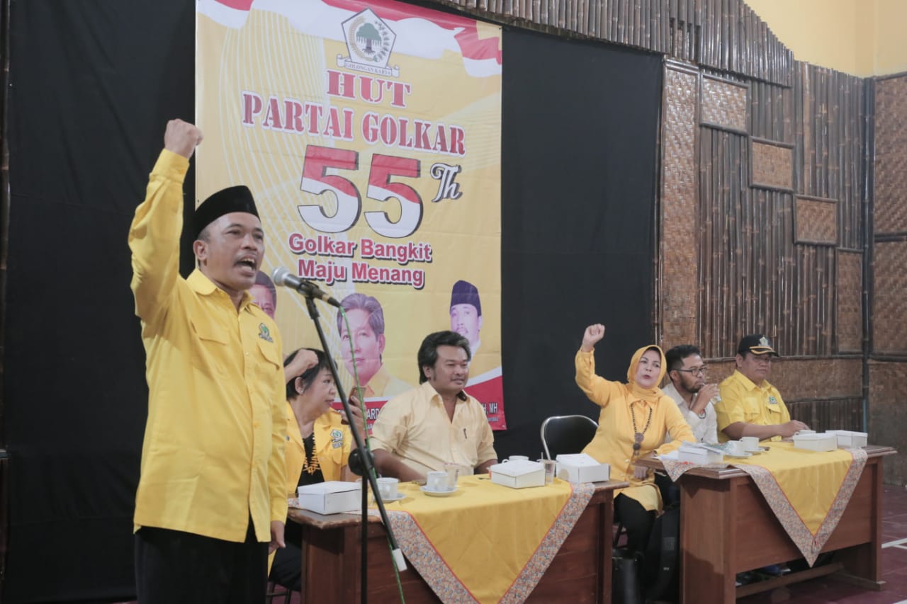 HUT GOLKAR: Ketua DPD II Partai Golkar Kabupaten Banyumas, Supangkat memberikan orasi politik saat kegiatan peringatan HUT partai tersebut, baru-baru ini.