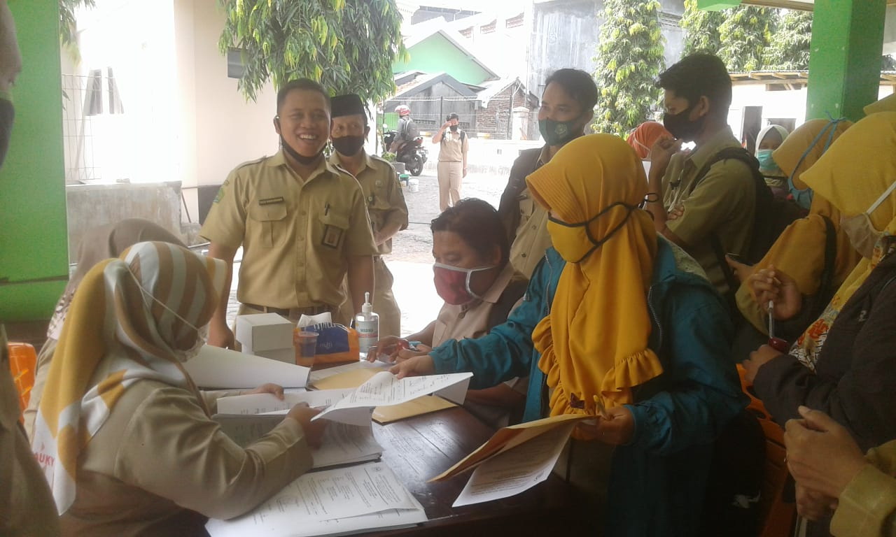 BLANKO IJAZAH:Sejumlah perwakilan Madrasah Ibtidaiyah (MI) di Kabupaten Banyumas mengambil blanko ijazah di Aula Kantor Kemenag setempat, kemarin.(SM/Budi Setyawan)