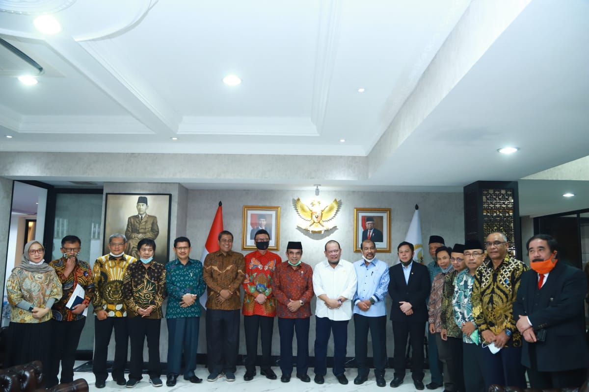 ALIH STATUS: Rektor IAIN Purwokerto Dr H Moh Roqib MAg (keempat, kanan) setelah mengikuti rapat konsultasi dan mediasi pengalihan status IAIN ke UIN di Jakarta, Kamis (16/7).