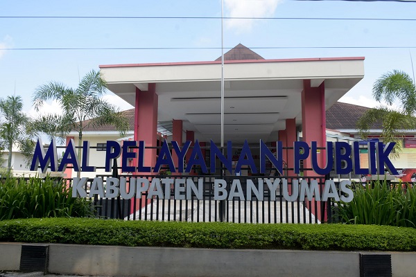 TAMPAK LENGANG: Suasana Mal Pelayanan Publik (MPP) Purwokerto, Rabu (22/7) tampak lengang setelah ditemukan 6 orang pegawai terkonfirmasi positif Covid-19 di kantor tersebut. (SB/Dian Aprilianingrum)