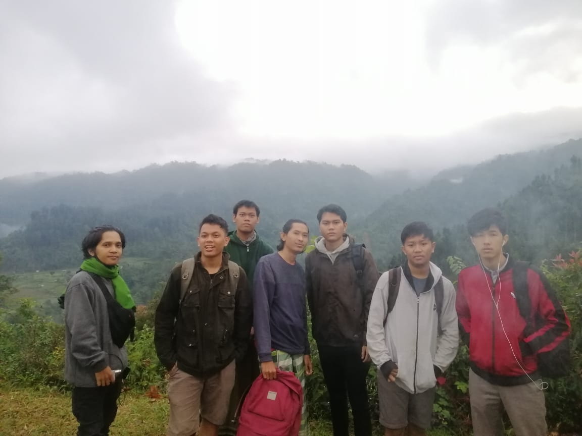 BERKEMAH:Sejumlah mahasiswa SWU, termasuk mahasiswa asing asal Kamboja berkemah di Bukit Pandang Munggang Desa Ketenger Kecamatan Baturraden, Sabtu (11/7).(SM/dok)