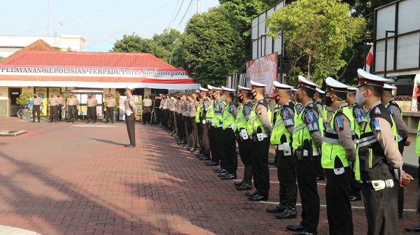 GELAR PASUKAN: Polres Banjarnegara menggelar Apel Gelar Pasukan Operasi Patuh Candi 2020 yang berlansung 34 Juli hingga 5 Agustus 2020, di halaman Mapolres 
Banjarnegara, Kamis (23/7). (SB/Castro Suwito)