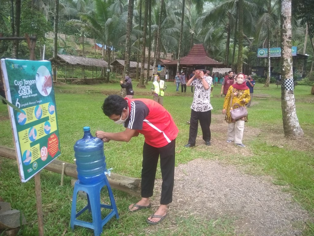 PERINGATAN: Pengelola Wisata Pereng Cilongok memasang peringatan dan imbauan kepada pengunjung untuk cuci tangan pakai sabun di lokawisata tersebut.
