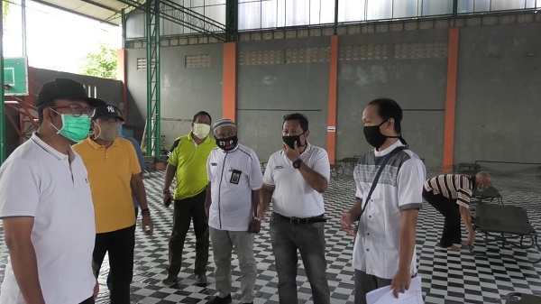 DISIAPKAN LAGI : Lokasi karantina di gedung Sasana Krida (gedung Futsal) GOR Satria Purwokerto, mulai disiapkan lagi untuk menampung sementara OTG, ODP dan PDP. Kasus pasien postif Covid-19 di Banyumas kini meningkat lagi. (SB/Agus Wahyudi)