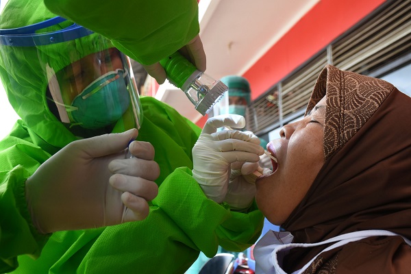 TES SWAB MASSAL: Petugas melakukan tes swab massal pada pedagang di Pasar Manis Purwokerto, Selasa (7/7). (SB/Dian A)