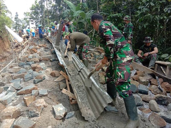 PENGECORAN JALAN : Satgas TMMD dan masyarakat mengerjakan pengecoran jalan Desa Petahunan. (SB/dok)